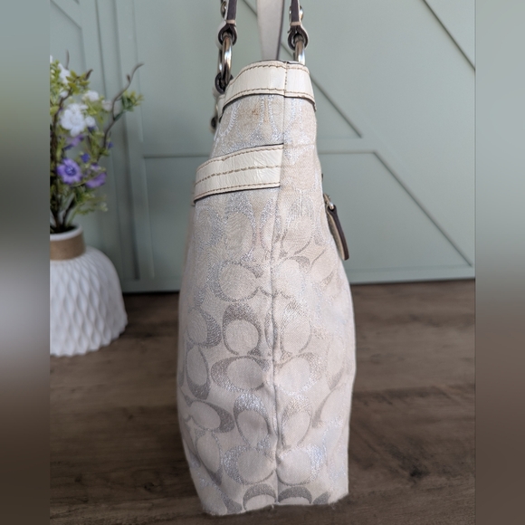 Coach Penelope Signature Lunch Tote, typically identified by - Picture 5 of 14